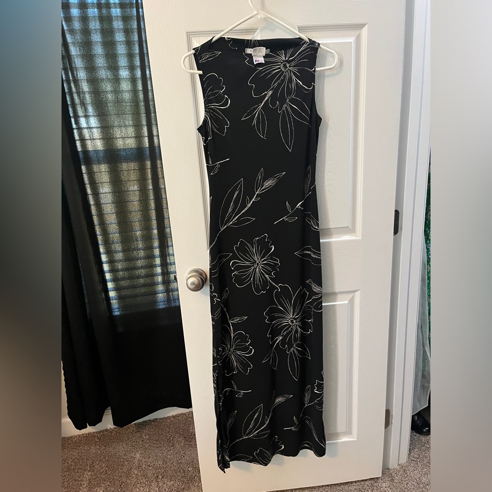 Sleeveless black print dress.